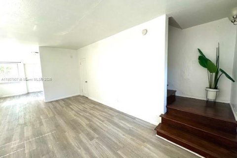 Apartamento en alquiler en Miami Beach, Florida, 2 dormitorios, 467.48 m2 № 1967711 - foto 1