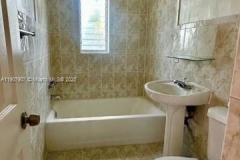 Apartamento en alquiler en Miami Beach, Florida, 2 dormitorios, 467.48 m2 № 1967711 - foto 3