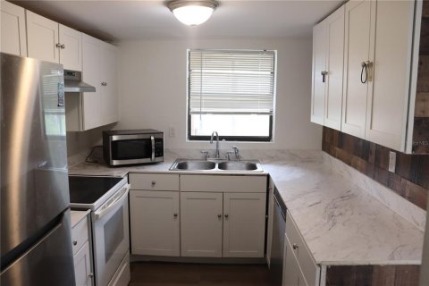 Condominio en alquiler en Port Charlotte, Florida, 2 dormitorios, 103.68 m2 № 1898514 - foto 3