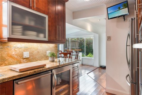 House in Key Biscayne, Florida 3 bedrooms, 121.14 sq.m. № 2051780 - photo 8