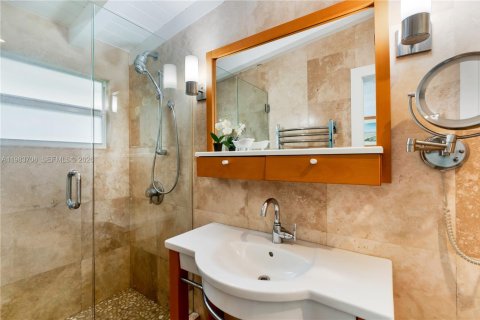 House in Key Biscayne, Florida 3 bedrooms, 121.14 sq.m. № 2051780 - photo 15