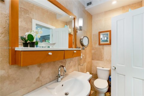 House in Key Biscayne, Florida 3 bedrooms, 121.14 sq.m. № 2051780 - photo 16