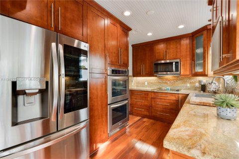 House in Key Biscayne, Florida 3 bedrooms, 121.14 sq.m. № 2051780 - photo 9