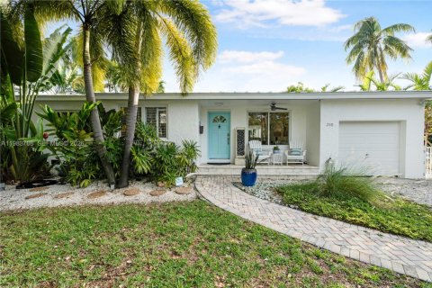 House in Key Biscayne, Florida 3 bedrooms, 121.14 sq.m. № 2051780