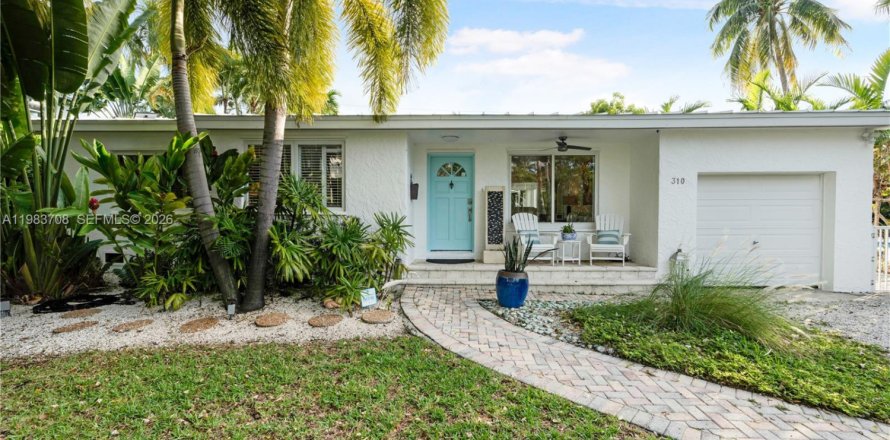 House in Key Biscayne, Florida 3 bedrooms, 121.14 sq.m. № 2051780