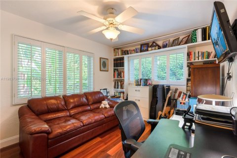 House in Key Biscayne, Florida 3 bedrooms, 121.14 sq.m. № 2051780 - photo 10