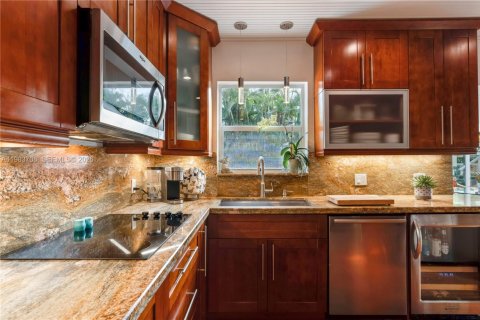 House in Key Biscayne, Florida 3 bedrooms, 121.14 sq.m. № 2051780 - photo 7