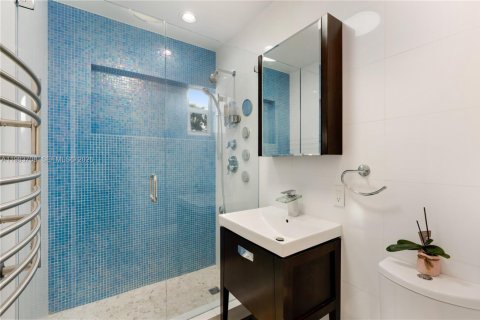 House in Key Biscayne, Florida 3 bedrooms, 121.14 sq.m. № 2051780 - photo 17