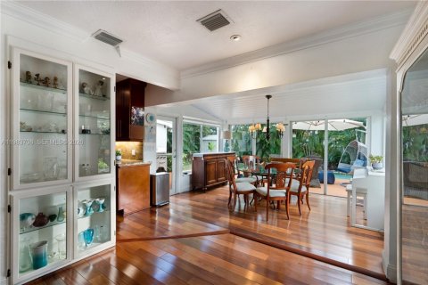 House in Key Biscayne, Florida 3 bedrooms, 121.14 sq.m. № 2051780 - photo 3