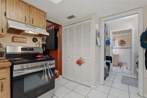 House in Tampa, Florida 2 bedrooms, 119.66 sq.m. № 2196285 - photo 25
