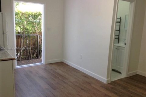 Immobilier commercial à louer à Miami, Floride № 2154067 - photo 3