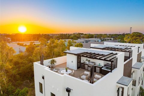 Townhouse in Saint Petersburg, Florida 3 bedrooms, 168.52 sq.m. № 2097709
