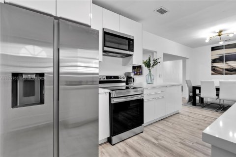Купить виллу или дом в Майами-Бич, Флорида 2 комнаты, 208.94м2, № 2081557 - фото 11