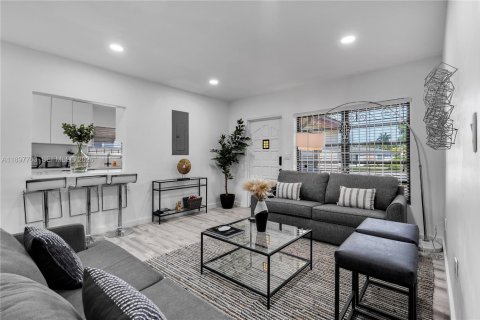 Купить виллу или дом в Майами-Бич, Флорида 2 комнаты, 208.94м2, № 2081557 - фото 5