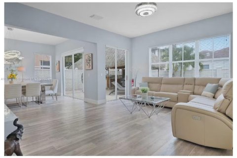 Villa ou maison à vendre à Hialeah, Floride: 5 chambres, 316.61 m2 № 1944296 - photo 6