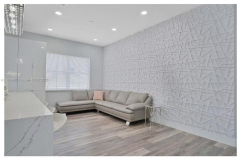 Villa ou maison à vendre à Hialeah, Floride: 5 chambres, 316.61 m2 № 1944296 - photo 9