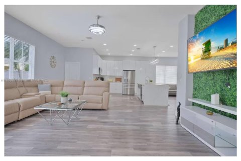 Villa ou maison à vendre à Hialeah, Floride: 5 chambres, 316.61 m2 № 1944296 - photo 2