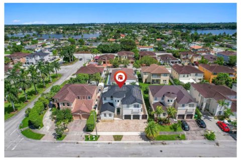 Villa ou maison à vendre à Hialeah, Floride: 5 chambres, 316.61 m2 № 1944296 - photo 1