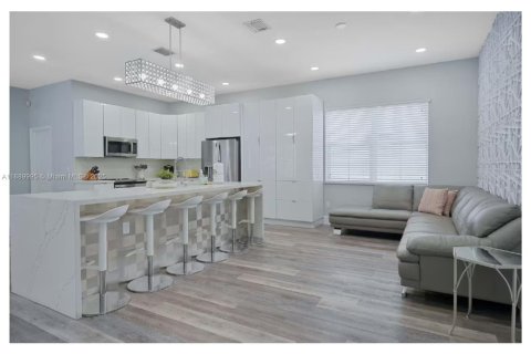 Villa ou maison à vendre à Hialeah, Floride: 5 chambres, 316.61 m2 № 1944296 - photo 4