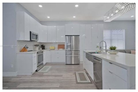 Villa ou maison à vendre à Hialeah, Floride: 5 chambres, 316.61 m2 № 1944296 - photo 5