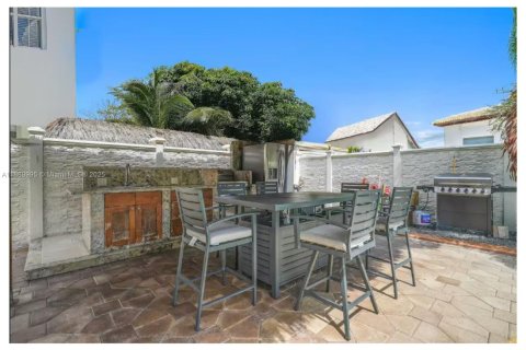 Villa ou maison à vendre à Hialeah, Floride: 5 chambres, 316.61 m2 № 1944296 - photo 25