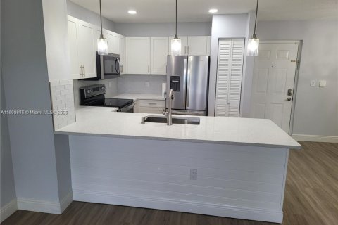 Condominio en alquiler en Doral, Florida, 2 dormitorios, 75.99 m2 № 1954802 - foto 1