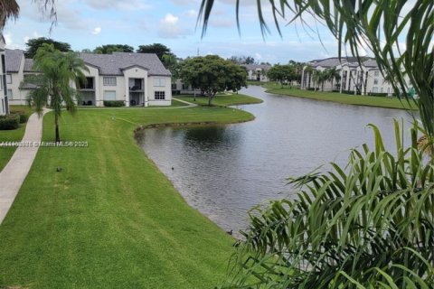 Condominio en alquiler en Doral, Florida, 2 dormitorios, 75.99 m2 № 1954802 - foto 17