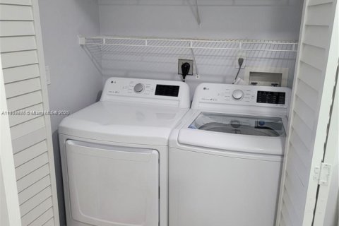 Condominio en alquiler en Doral, Florida, 2 dormitorios, 75.99 m2 № 1954802 - foto 19