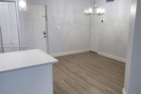 Condominio en alquiler en Doral, Florida, 2 dormitorios, 75.99 m2 № 1954802 - foto 7