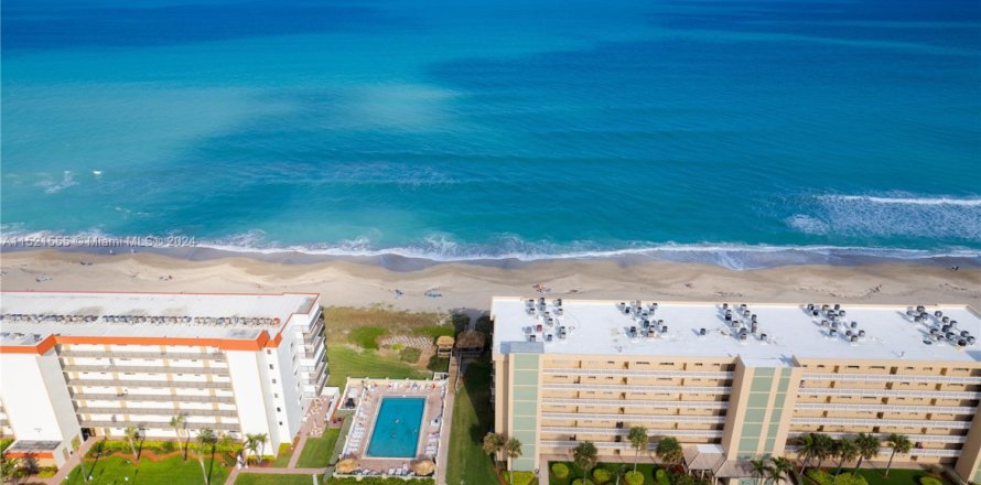 Condo in Jensen Beach, Florida, 2 bedrooms № 1702643