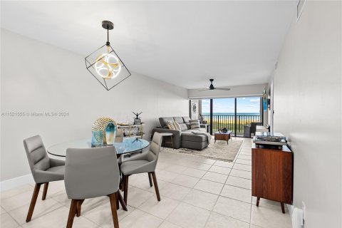 Condo in Jensen Beach, Florida, 2 bedrooms  № 1702643 - photo 16