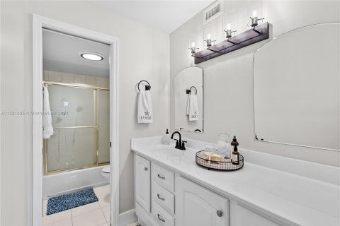 Condo in Jensen Beach, Florida, 2 bedrooms  № 1702643 - photo 28