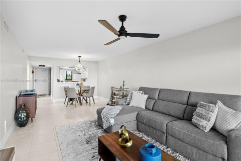 Condo in Jensen Beach, Florida, 2 bedrooms  № 1702643 - photo 14