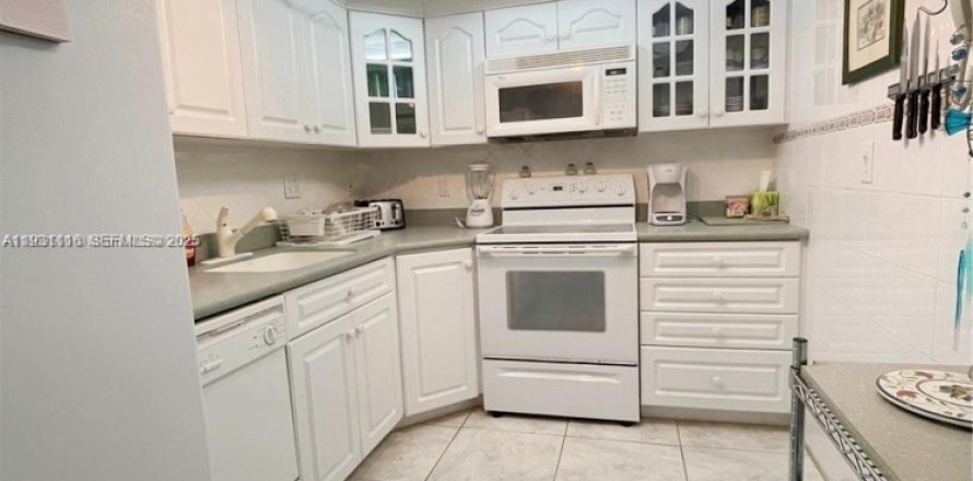 Кондоминиум с 2 спальнями в Халландейл-Бич, Флорида № 1989602