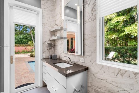 Casa en venta en Miami, Florida, 5 dormitorios, 451.88 m2 № 1476727 - foto 17