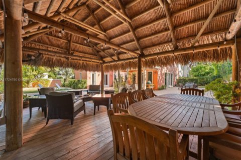 Casa en venta en Miami, Florida, 5 dormitorios, 451.88 m2 № 1476727 - foto 13