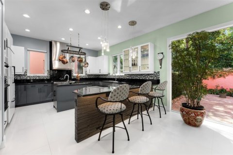 Casa en venta en Miami, Florida, 5 dormitorios, 451.88 m2 № 1476727 - foto 25