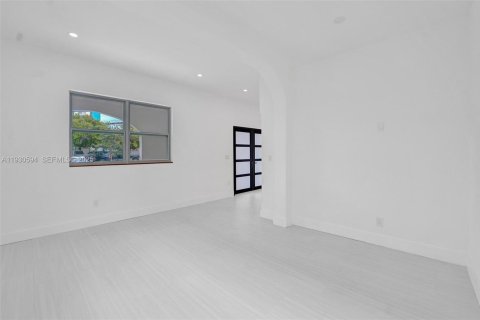 Снять в аренду виллу или дом в Майами-Бич, Флорида 4 спальни, 215.25м2, № 1989299 - фото 16