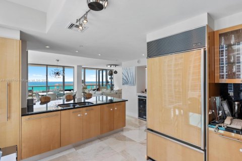 Condo in Miami Beach, Florida, 3 bedrooms  № 1864563 - photo 15