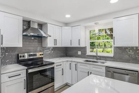 House in Zephyrhills, Florida 3 bedrooms, 112.41 sq.m. № 2213521 - photo 5