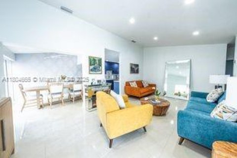 Casa en venta en Hialeah, Florida, 3 dormitorios, 127.93 m2 № 1744023 - foto 9