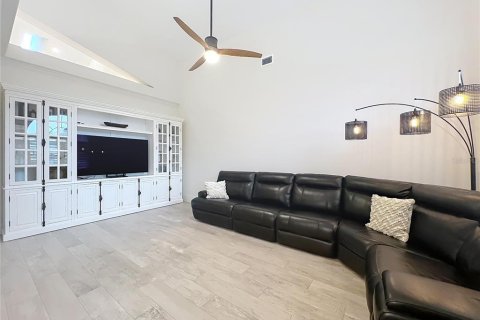 Casa en venta en Eustis, Florida, 5 dormitorios, 427.16 m2 № 2097575 - foto 10