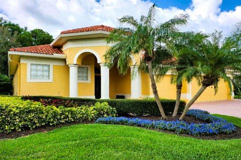 House in Bradenton, Florida 4 bedrooms, 224.45 sq.m. № 1835358 - photo 1