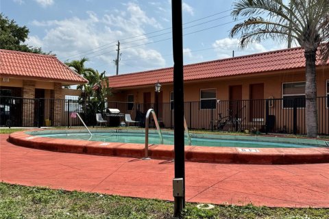 Commercial property in Hollywood, Florida 3 rooms, 27.87 sq.m. № 2357750