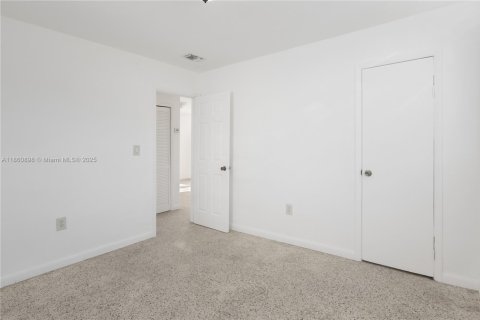 Apartamento en alquiler en Miami, Florida, 2 dormitorios, 315.87 m2 № 2076983 - foto 11