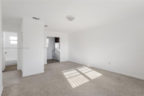 Apartamento en alquiler en Miami, Florida, 2 dormitorios, 315.87 m2 № 2076983 - foto 2