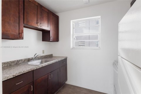 Apartamento en alquiler en Miami, Florida, 2 dormitorios, 315.87 m2 № 2076983 - foto 5