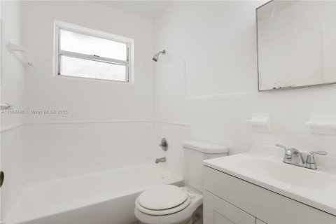 Apartamento en alquiler en Miami, Florida, 2 dormitorios, 315.87 m2 № 2076983 - foto 7