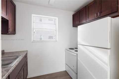 Apartamento en alquiler en Miami, Florida, 2 dormitorios, 315.87 m2 № 2076983 - foto 4