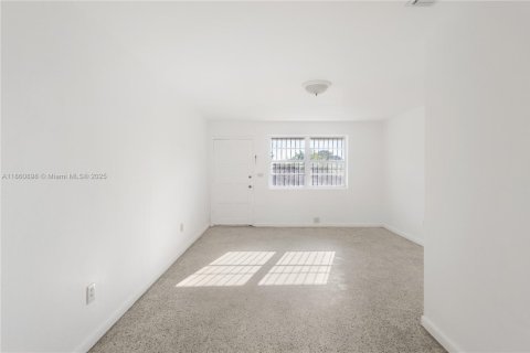 Apartamento en alquiler en Miami, Florida, 2 dormitorios, 315.87 m2 № 2076983 - foto 6